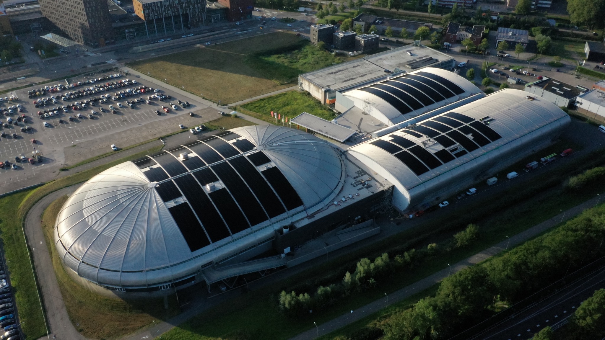 Zonnepanelen op dak van Optisport Sportboulevard Dordrecht