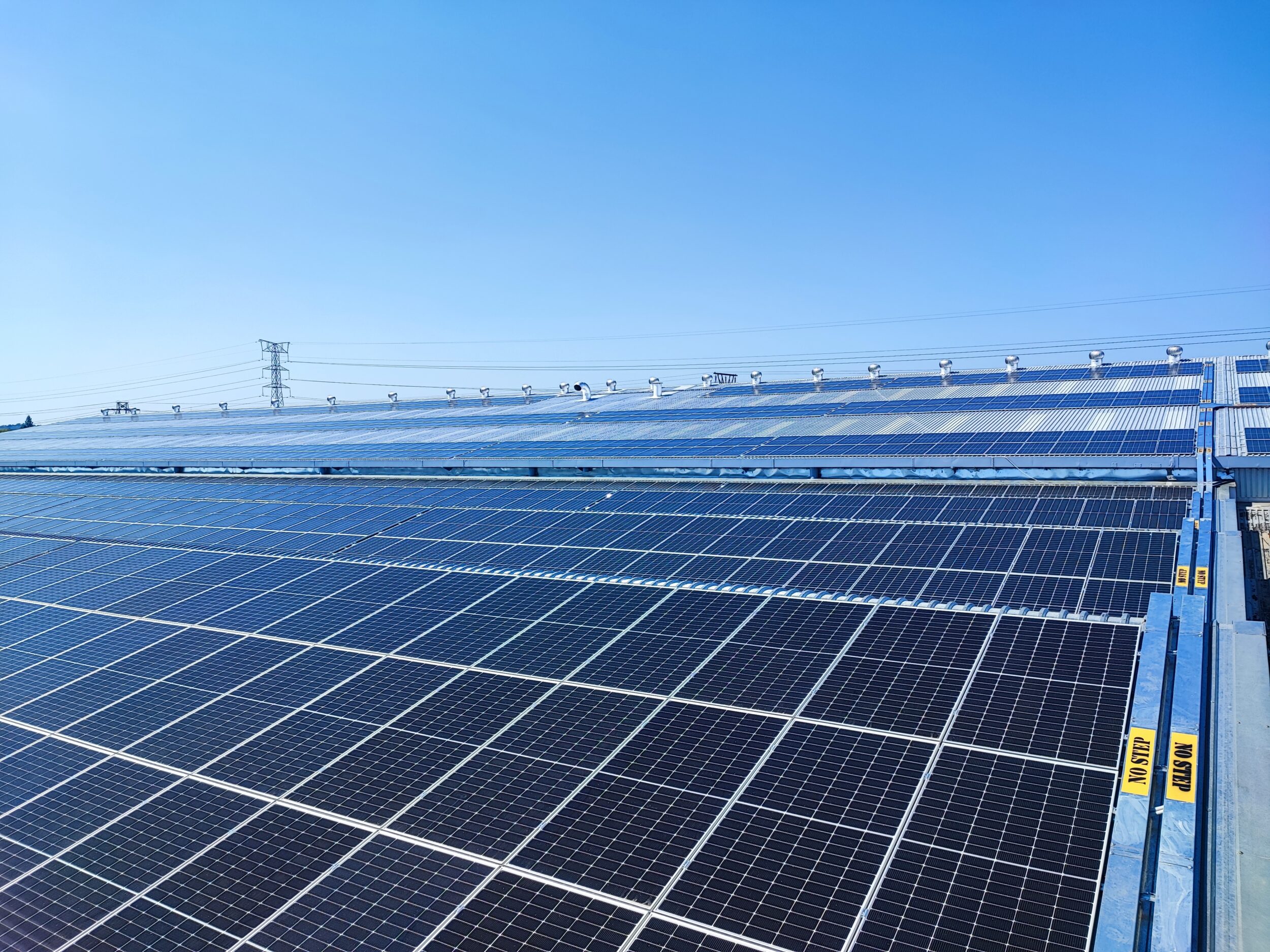 Een heel dak vol met zonnepanelen
