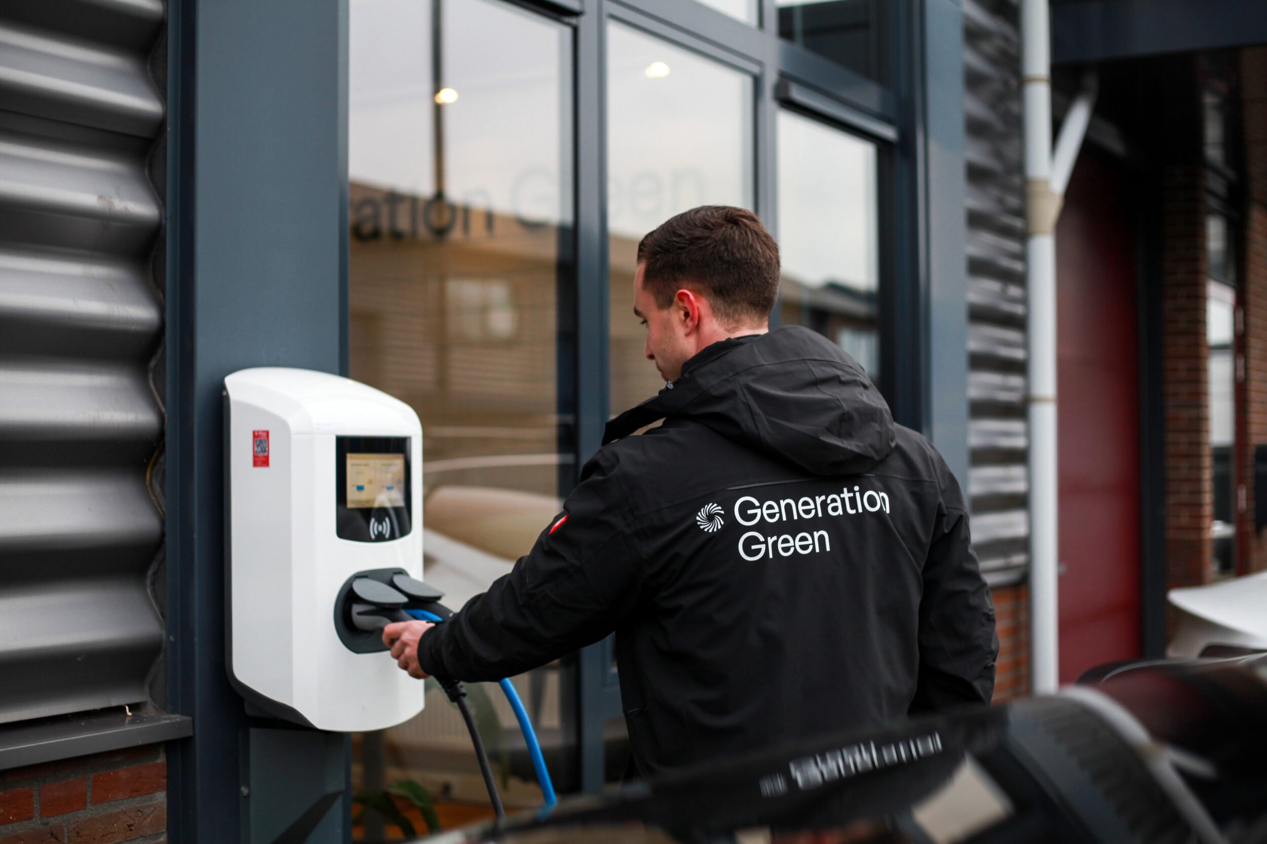 Man die stekker in Generation Green laadpaal steekt