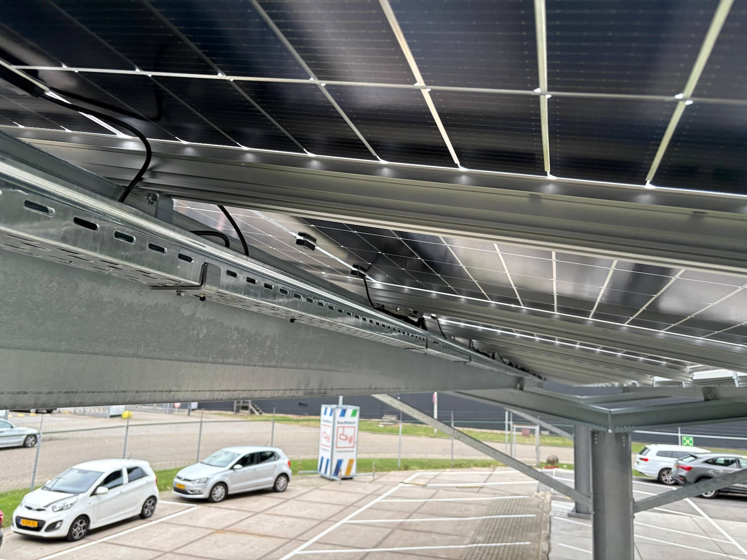 Close up van solar carport installatie door Generation Green.