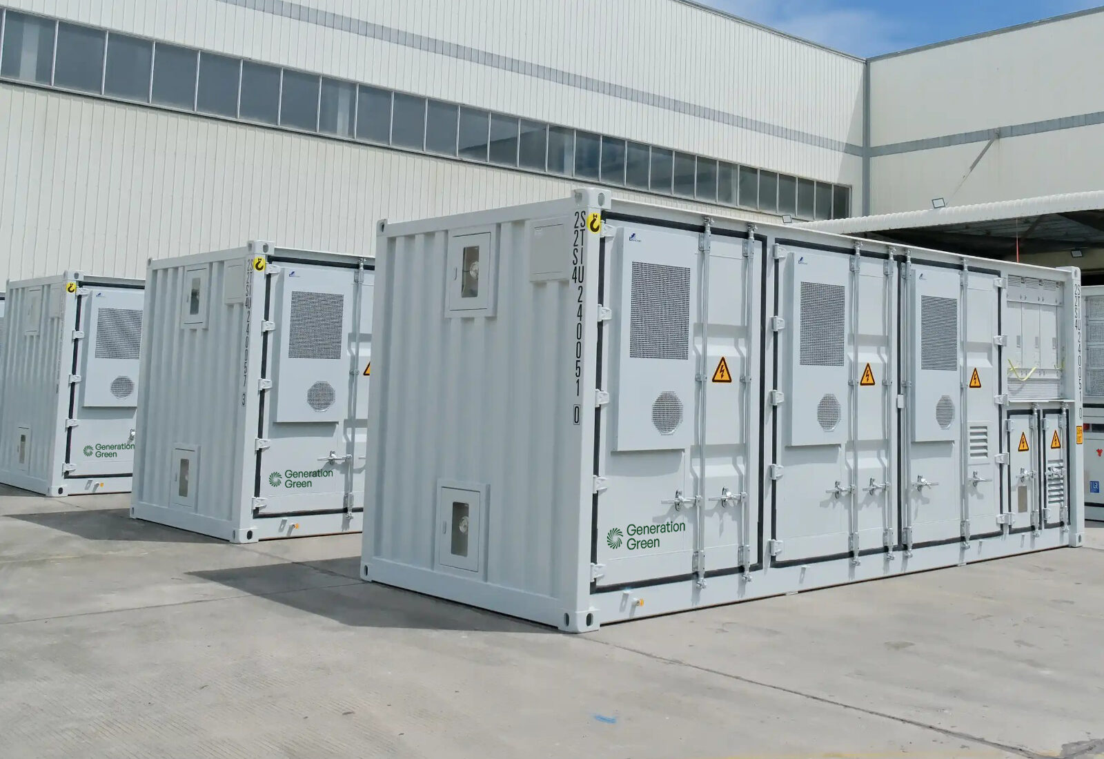 Meerdere batterijcontainers op bedrijventerrein voor rendement zonnepanelen.