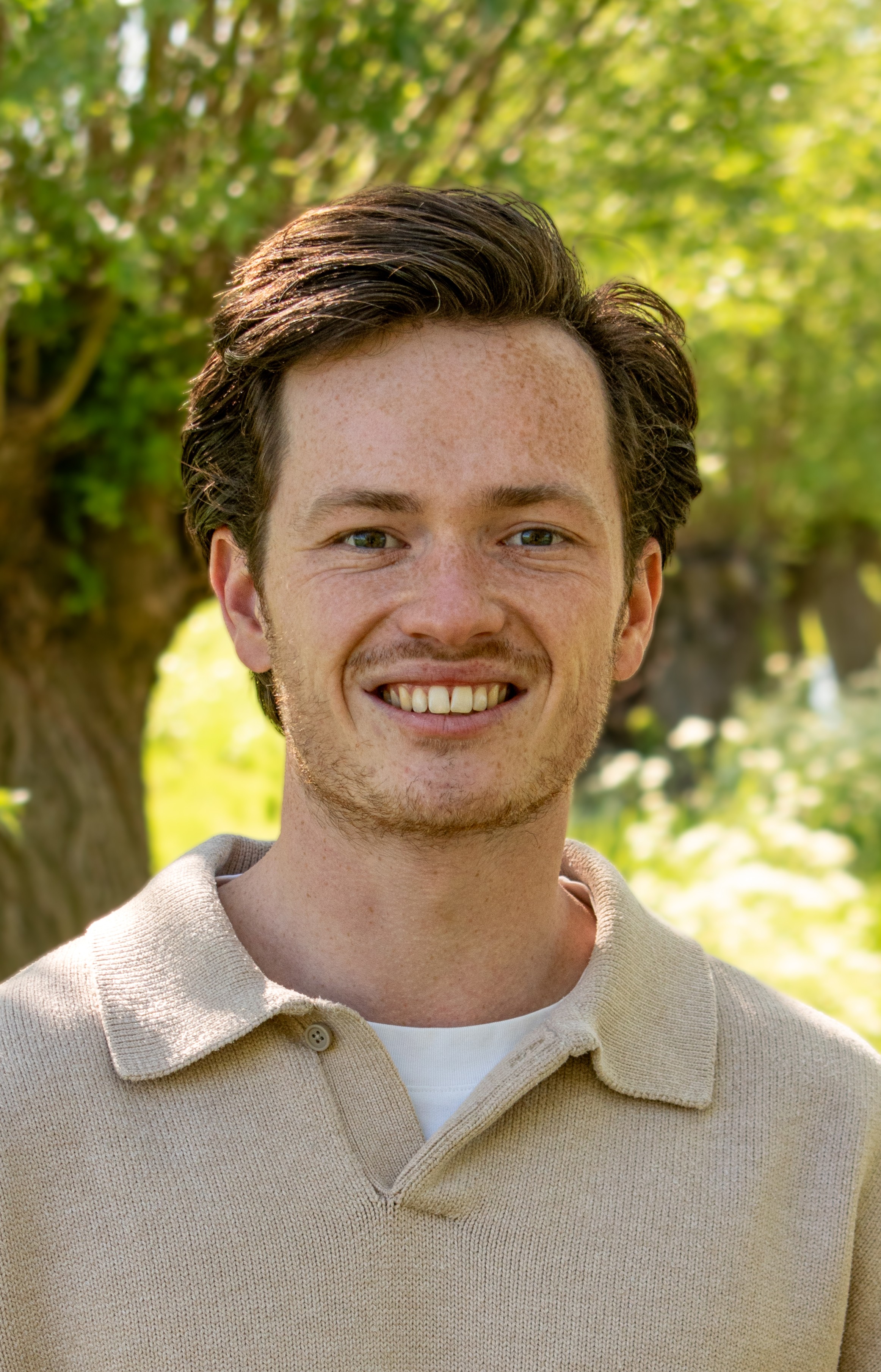 Portretfoto van Bram, Generation Green, voor een groene achtergrond