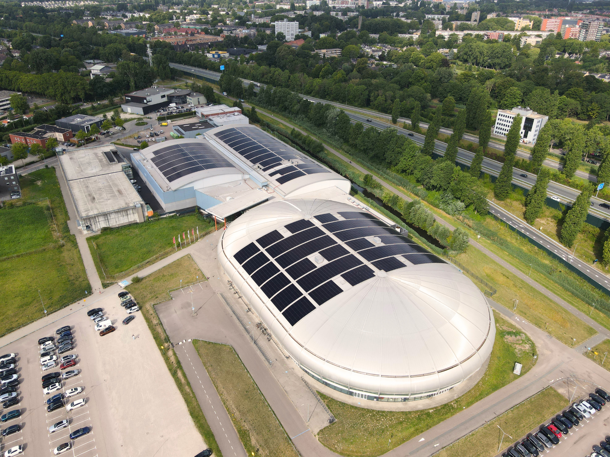 Zonnepanelen op het dak van Sportboulevard Dordrecht door Generation Green